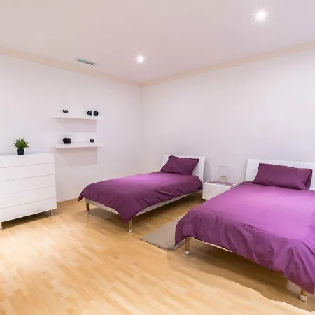Apartment Bright, Spacious And Right In The Center *