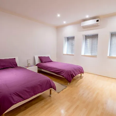 Bright, Spacious And Right In The Center Apartment *