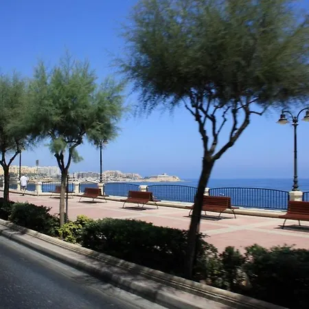 Bright, Spacious And Right In The Center * Saint Julian's