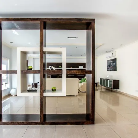 Bright, Spacious And Right In The Center San Ġiljan