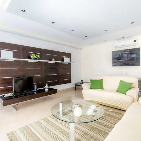 Apartment Bright, Spacious And Right In The Center *