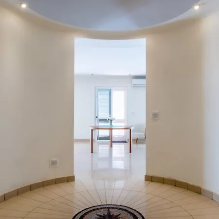 Apartment Bright, Spacious And Right In The Center San Ġiljan