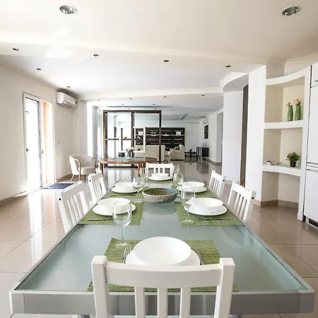 Bright, Spacious And Right In The Center Apartment