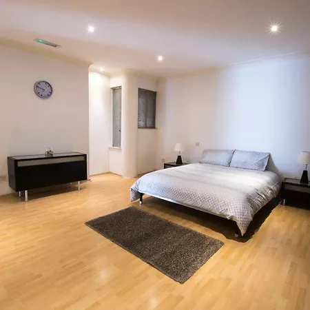 Bright, Spacious And Right In The Center San Ġiljan