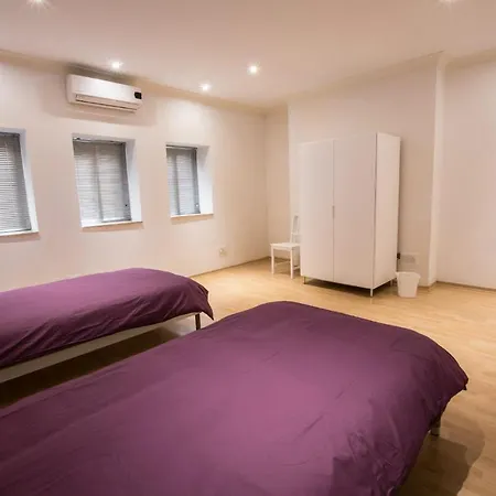 Apartment Bright, Spacious And Right In The Center *