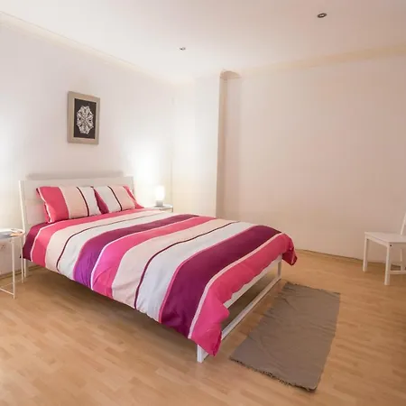 Apartment Bright, Spacious And Right In The Center