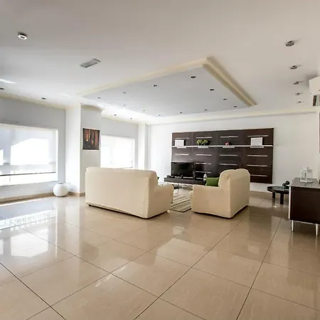 Apartment Bright, Spacious And Right In The Center *