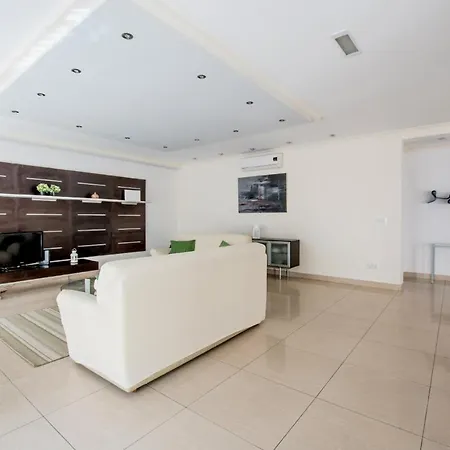 Apartment Bright, Spacious And Right In The Center *