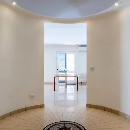 Apartment Bright, Spacious And Right In The Center Saint Julian's
